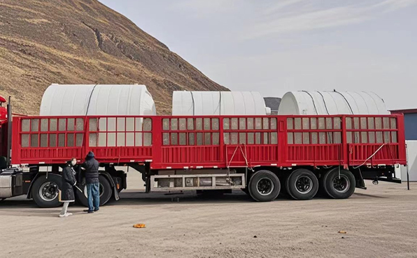 瓜州塑料桶装车完毕准备运输中